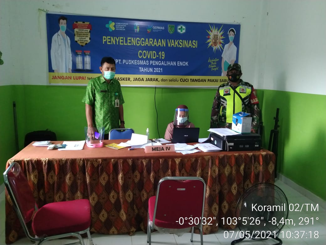 Babinsa Koramil 02/Tanah Merah Dampingi Penyuntikan Vaksin Covid-19 untuk Lansia