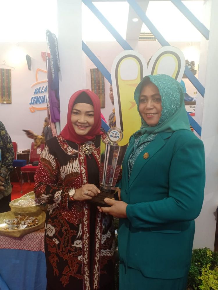 Ketua PKK Riau Terima Penghargaan Pakarti Utama II