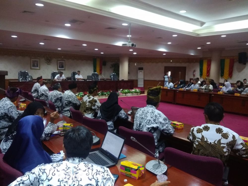 Datangi DPRD Riau, Ribuan Guru Honor Riau Tuntut Jadi PNS