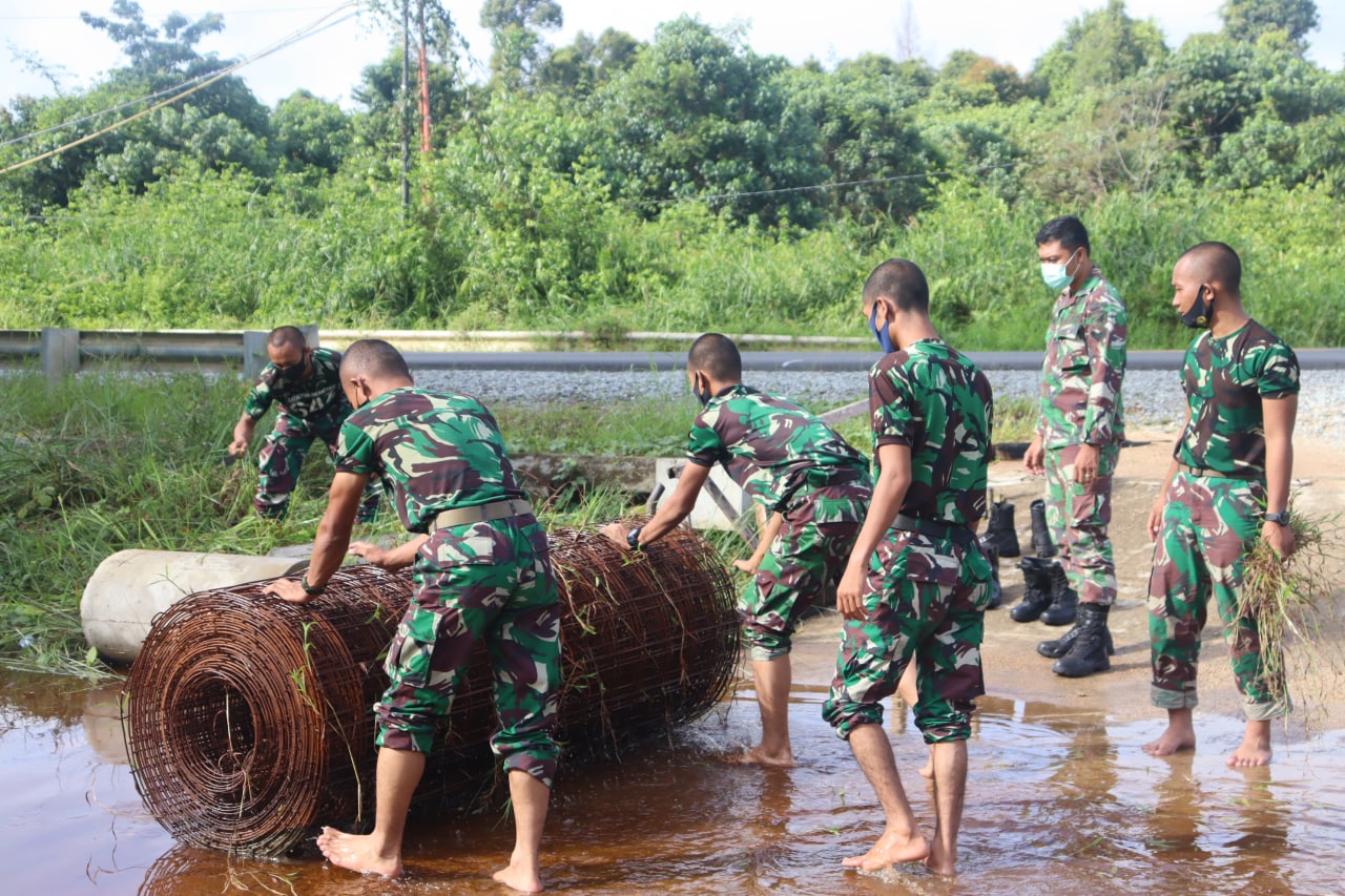Peduli Anak Yatim Piatu, Yonif 642/Kapuas Melaksanakan Bakti Sosial