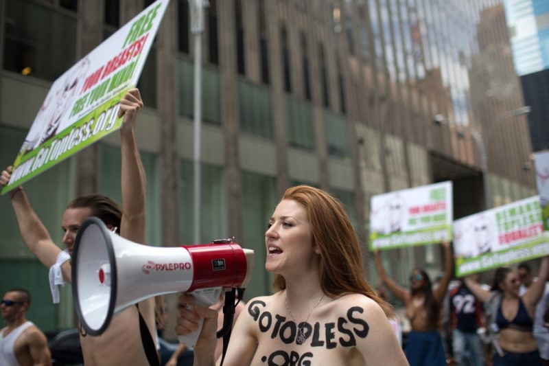 Wanita-wanita Bertelanjang Dada Susuri Jalanan Kota New York