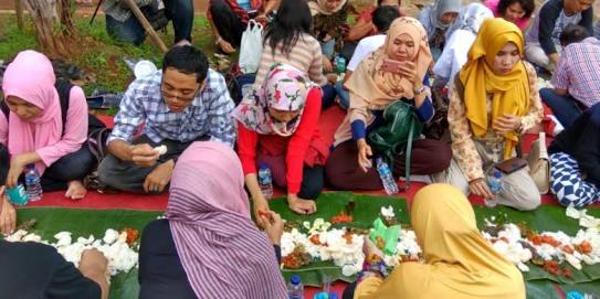 Tradisi Masyarakat Riau Makan ala Bajamba saat Lebaran