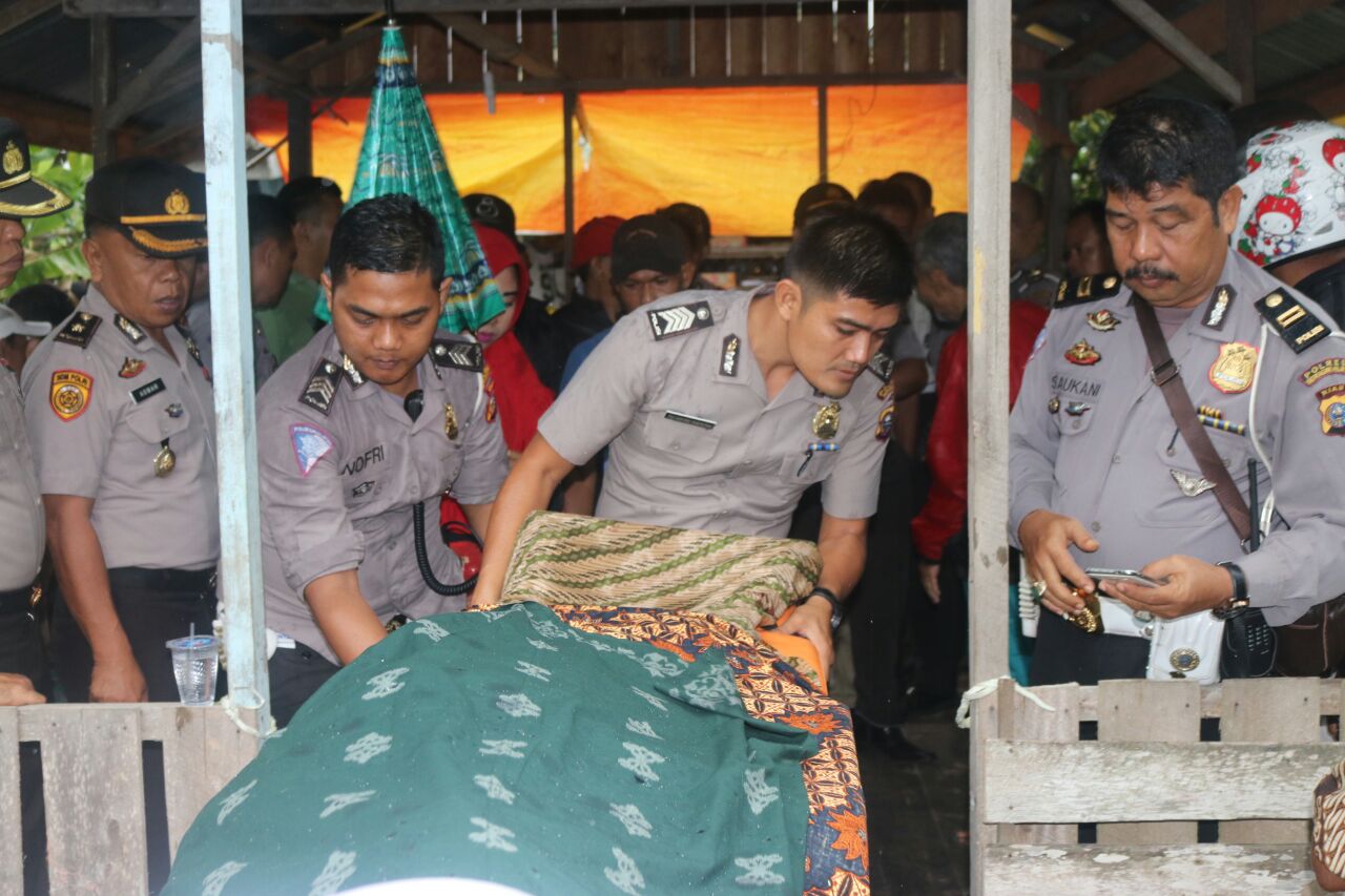 Foto-Foto Polisi Saat Evakuasi Korban Pembunuhan di Pekan Arba