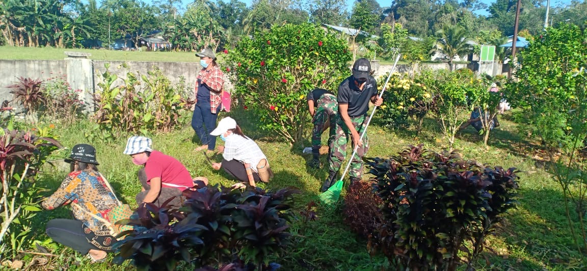 Program Jumat Bersih, Satgas Yonif 642 Bersama Masyarakat Bersihkan Lingkungan Dusun dan Sekolah
