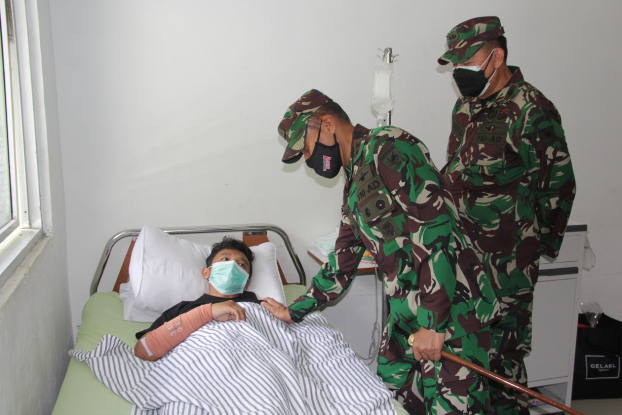 Wujud Kepedulian, Pangdam XVII/Cenderawasih Menjenguk Nakes Di RS Marthen Indey