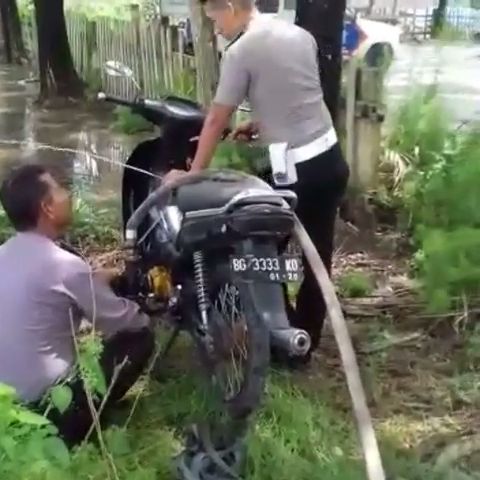 Atasi Karlahut, Polisi ini Buat Mesin Pompa Air dengan Sepeda Motor