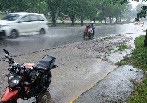 Viral! Aksi Simpati Pemotor Bantu Ibu-ibu Berkursi Roda di Tengah Hujan