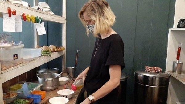 Wow, Bule Belanda Cantik Ini Jual Mie Ayam