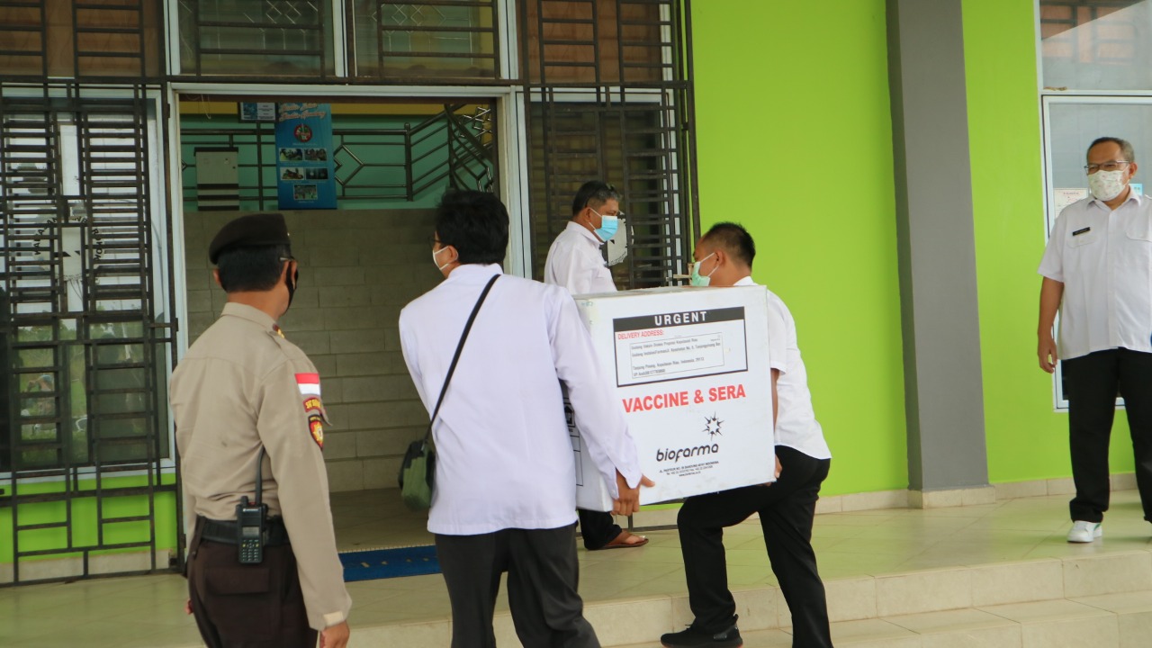 Kapolres Bintan Pimpin Langsung Pengawalan Pendistribusian Vaksin Covid-19 dari Gudang Farmasi Provinsi Kepri menuju Kantor Dinkes Bintan