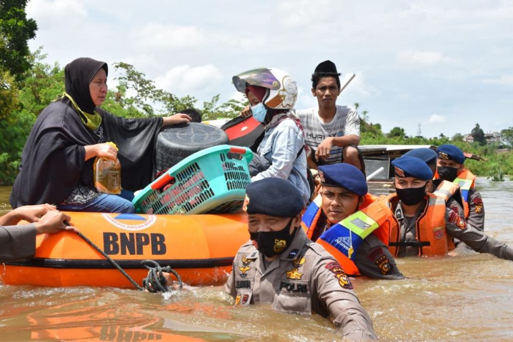 Brimob Riau Dikerahkan Bantu Evakuasi Warga Terdampak Banjir