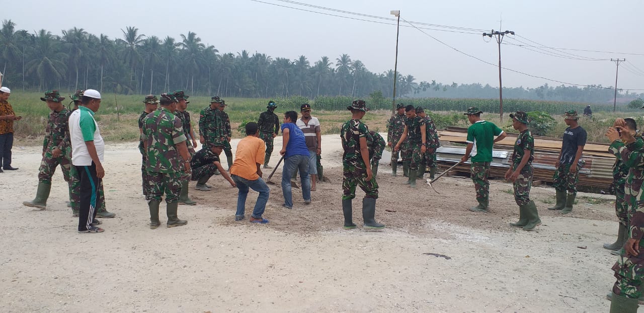 TNI dan Masyarakat Goro Jalan yang akan Ditimbun Sertu   