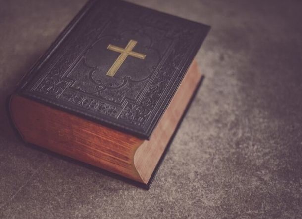 BERUNTUNG... Ditembak di Dada, Polisi ini Selamat Berkat Alkitab di Sakunya