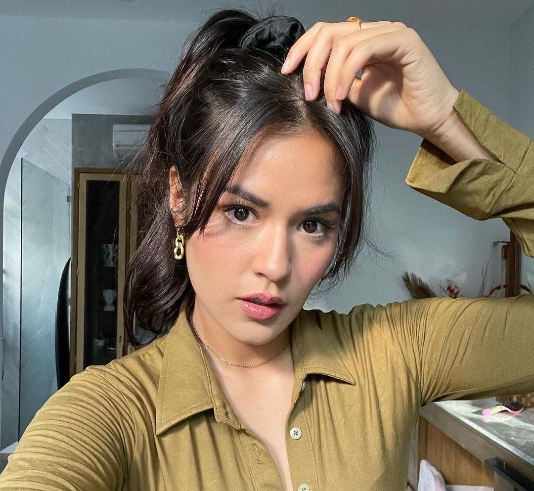 Pose Raisa dengan 2 Kancing Baju Dibuka