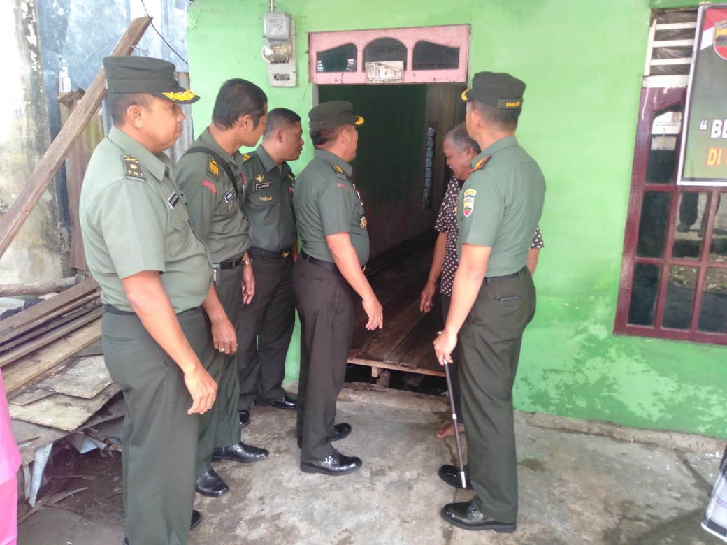 TNI Bedah Rumah Warga Tembilahan Hulu