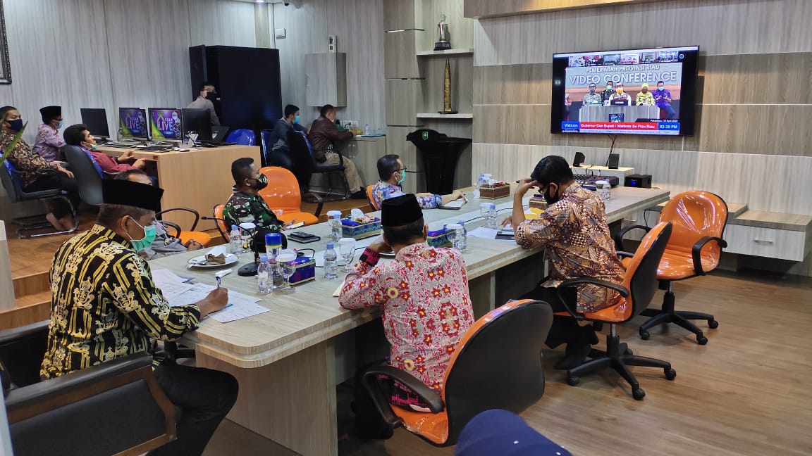 Video Conference Bersama Gubri Syamsuar, Bupati Alfedri Laporkan Update Kebijakan Penanganan Covid 19 di Kabupaten Siak