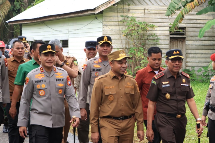 Kapolres Siak Sambut Gubernur Riau dan Forkopimda Tinjau PSU Pilkada 2024 di Kabupaten Siak