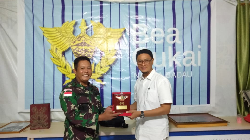 Satgas Yonif 144/JY Menghadiri Perpisahan Kepala KPPBC TMP C Nanga Badau di Perbatasan