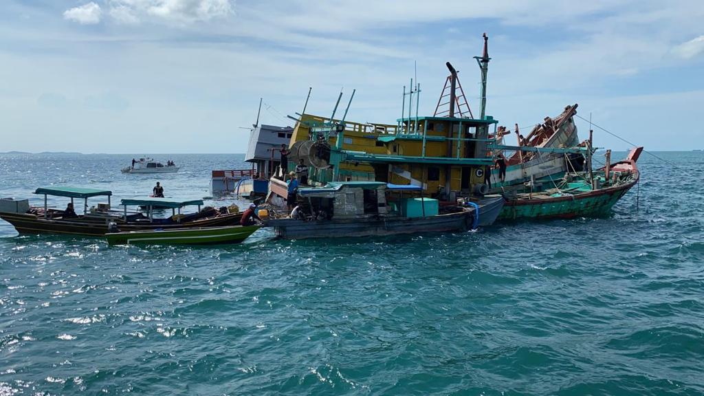 Kajati Kepri Musnahkan Lima Kapal Tindak Pidana Perikanan di Perairan Karimun