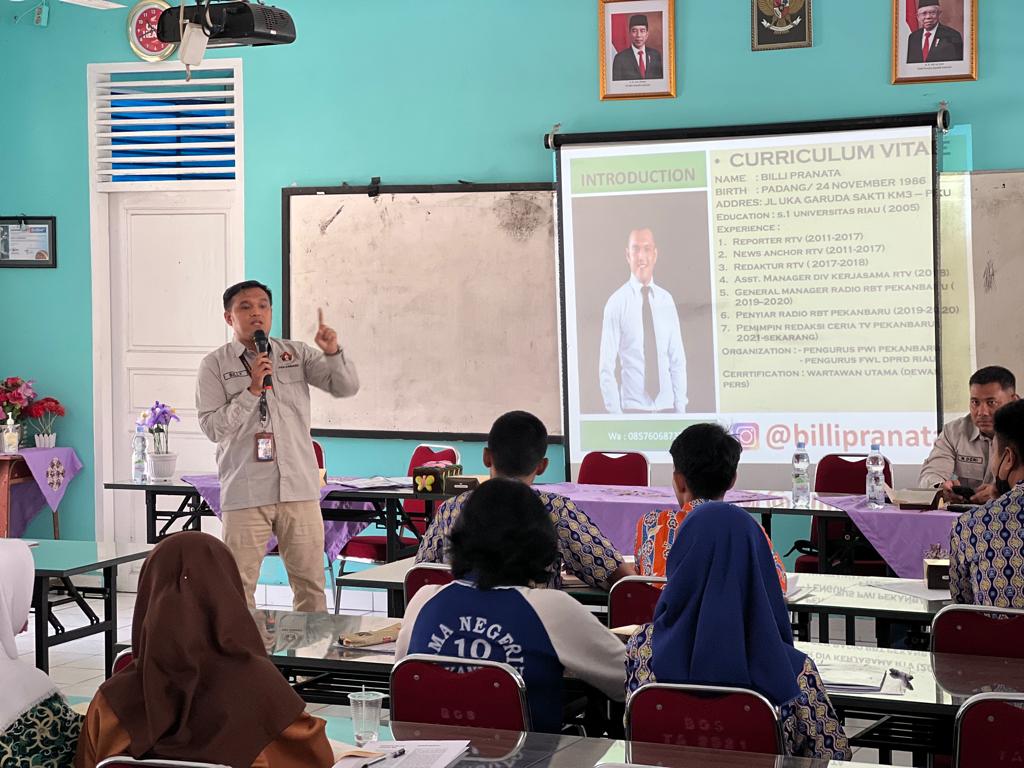 PWI Pokja Pekanbaru Beri Pelatihan Jurnalistik Dasar Kepada Siswa SMA Negeri 10