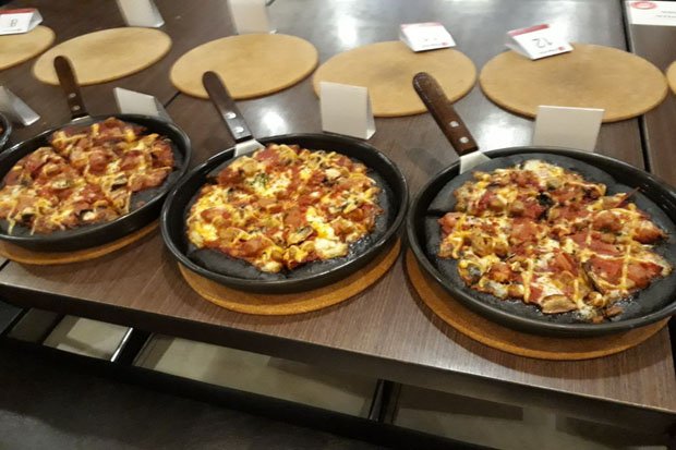 Pizza Hut Indonesia Perkenalkan Menu Baru Black Pizza