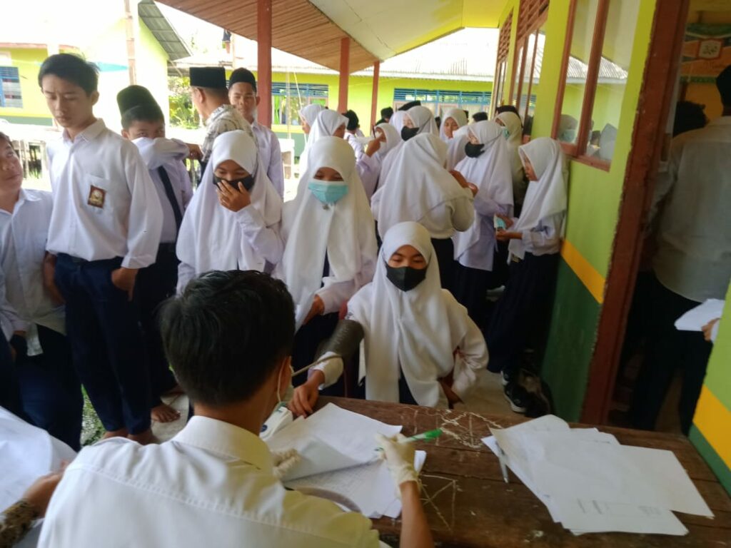 UPT Puskesmas Kuala Lahang Lakukan Vaksinasi untuk Pelajar