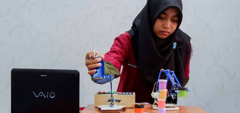 Annisa Ghaisani, Mahasiswi PCR ini Ciptakan Robot dengan Lengan Punya 3 Fungsi