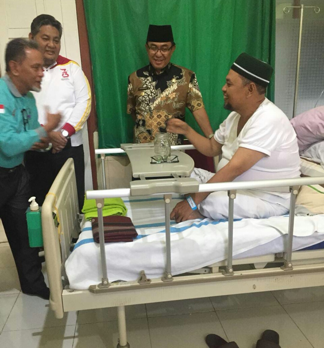 HM Wardan Jenguk Indra Muchlis Adnan di RSUD Puri Husada Tembilahan