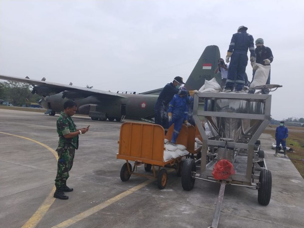 Hujan Mulai Turun, Pesawat Penyemai Garam Terus Beroperasi