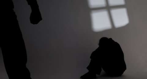 BAJINGAN! Diancam Golok, Remaja Putri Digilir Empat Pria di Kontrakan