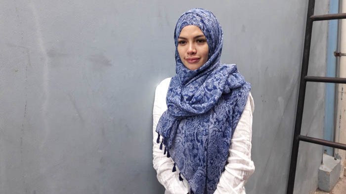 Nikita Mirzani Lepas Hijab di Foto Terbaru, Reaksi Netizen Tak Terduga