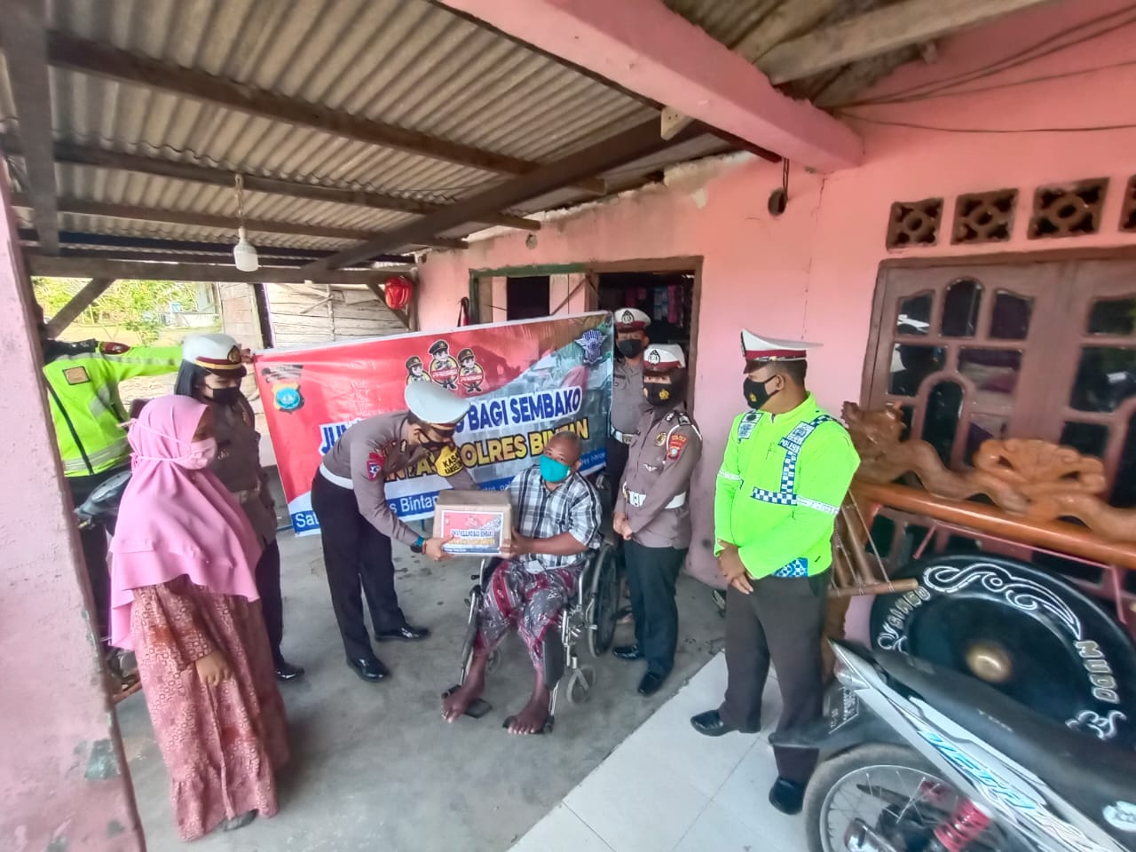 Jumat berkah, Satlantas Polres Bintan Bagikan Paket Sembako pada Masyarakat Desa Lancang Kuning