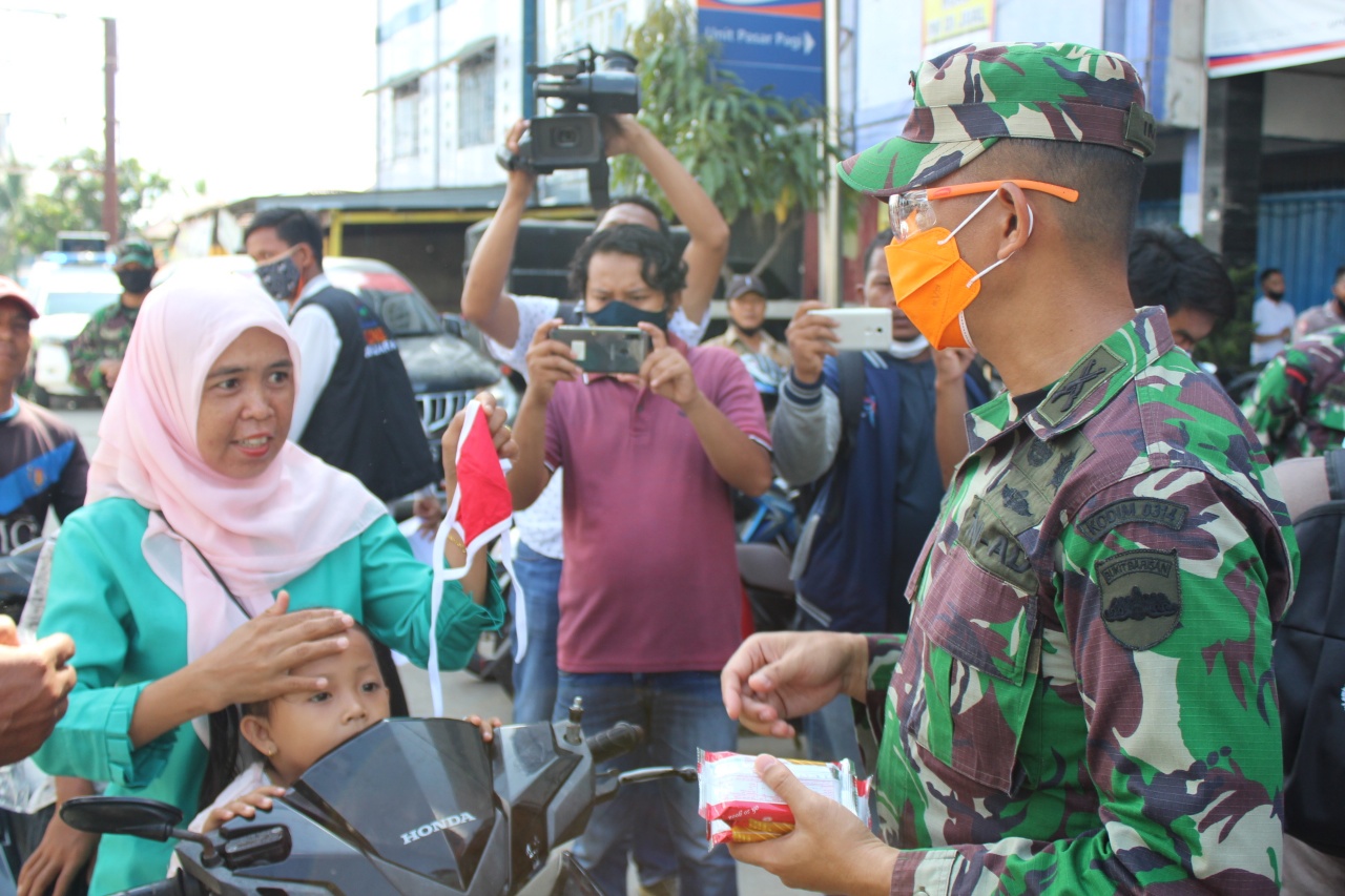 Ribuan Masker Kain Dibagikan Kepada Pengguna Jalan di Tembilahan
