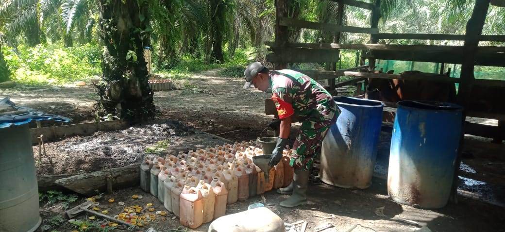 Sertu M Riduan Buat Pupuk Organik Cair