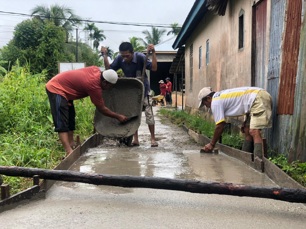 Masyarakat Tembilahan Lakukan Perbaikan Jembatan dan Jalan