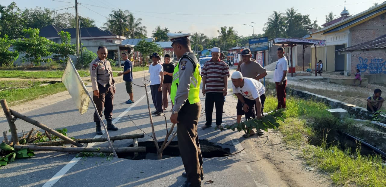 Jalan Amblas di KM 52 Lintas Pekanbaru - Kuansing, Petugas Lakukan Buka Tutup Arus Lalin