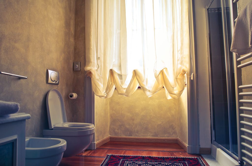 Bisakah Kena Infeksi Menular Seksual Lewat Dudukan Toilet?