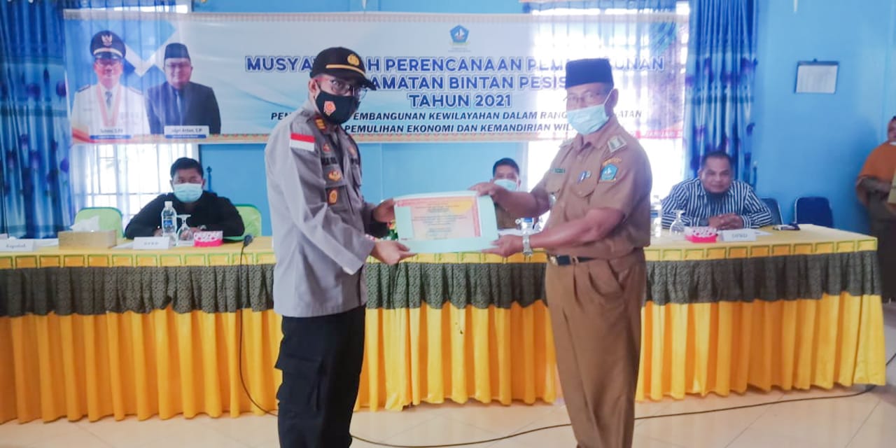 Polsek Bintan Timur mendapat Piagam Penghargaan dari  Camat Bintan Pesisir