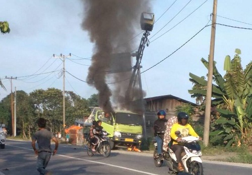 Truk DLHK Terbakar di KM 21 Lintas Timur, Satu Orang Dilaporkan Tewas