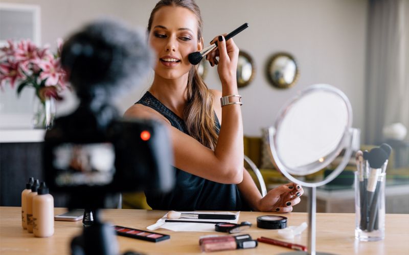 Beauty Vlogger Ini Terkenal dengan Kontennya yang Konyol, Siapa saja?