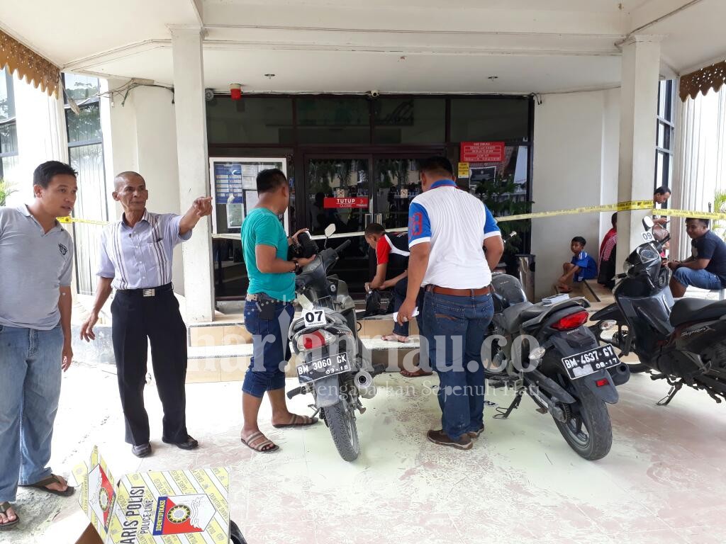 Sisa Bom Molotov yang Meledak di Bank RiauKepri Tembilahan Diamankan