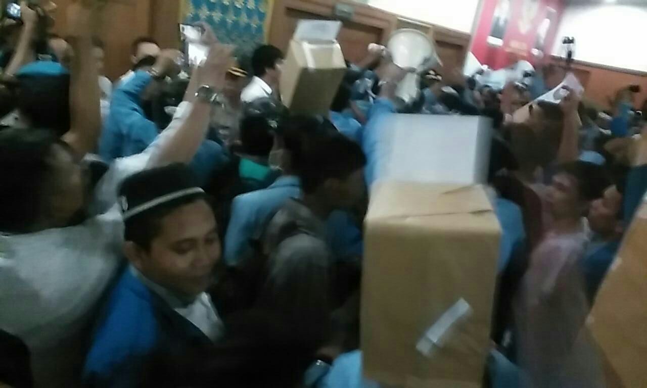 Mahasiswa Paksa Masuk Kantor DPRD Riau, Satu Diamankan Polisi