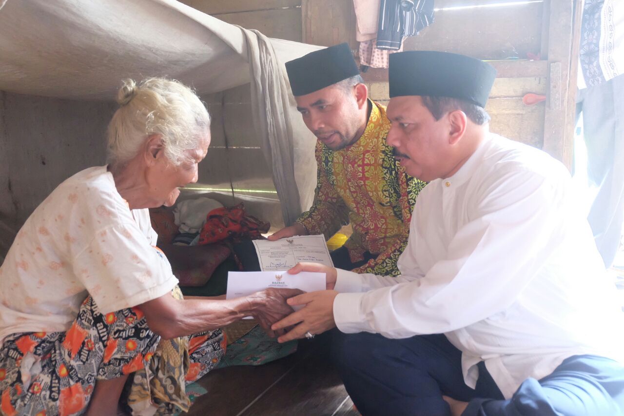 Sekda Inhil Serahkan Zakat Kepada 400 Mustahiq Kecamatan Gaung