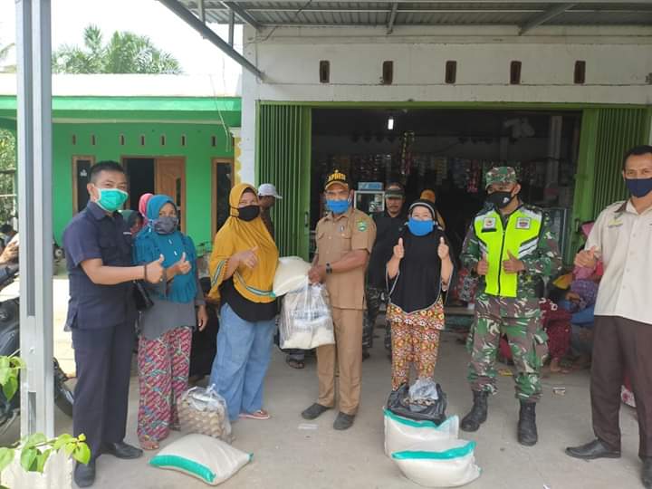 Petugas Pendamping BSP Kecamatan Bungaraya Kembali Salurkan Sembako di Tengah New Normal