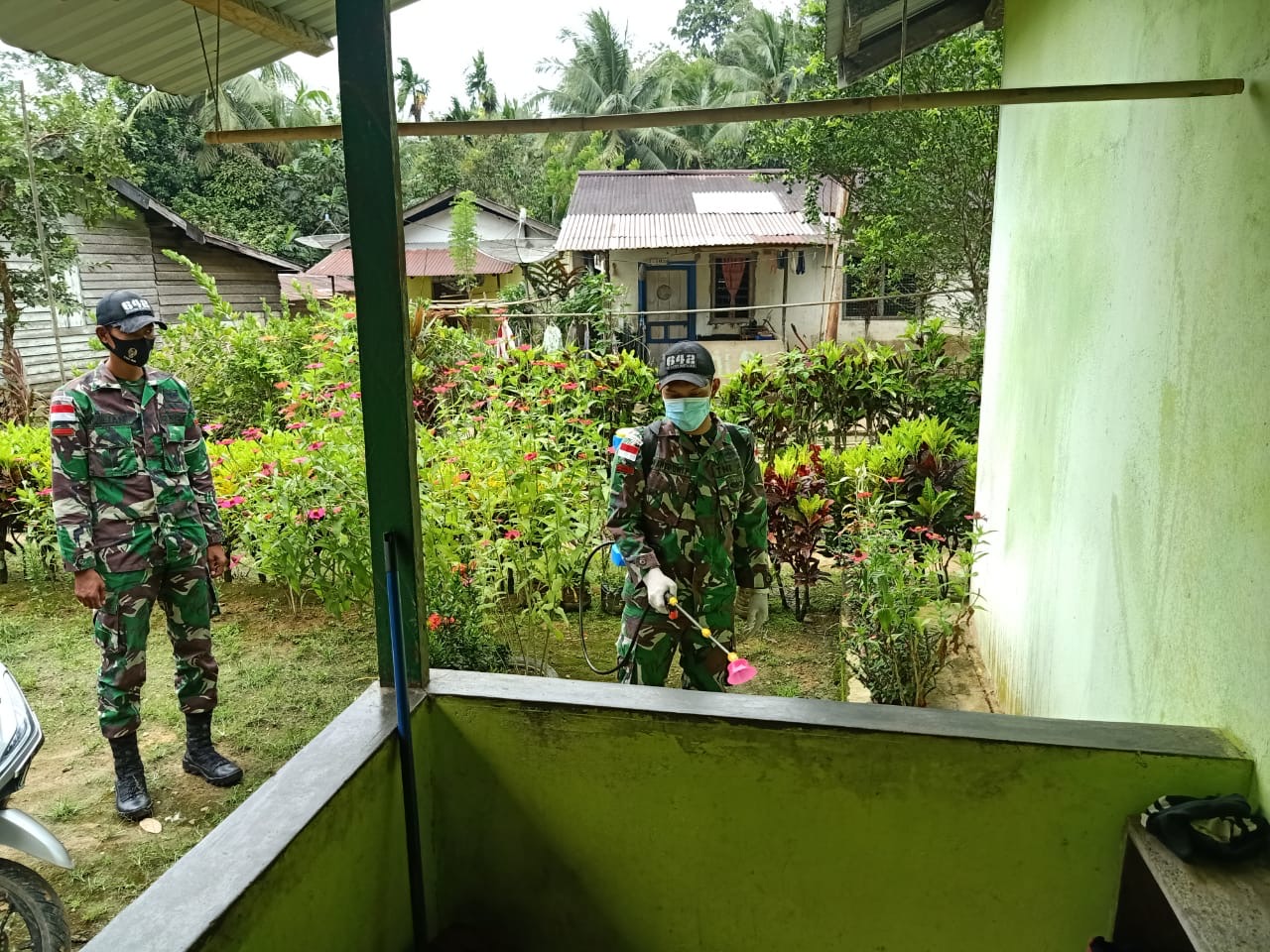 Semprotkan Disinfektan, Cara Satgas Pamtas Yonif 642/Kapuas Cegah Covid-19