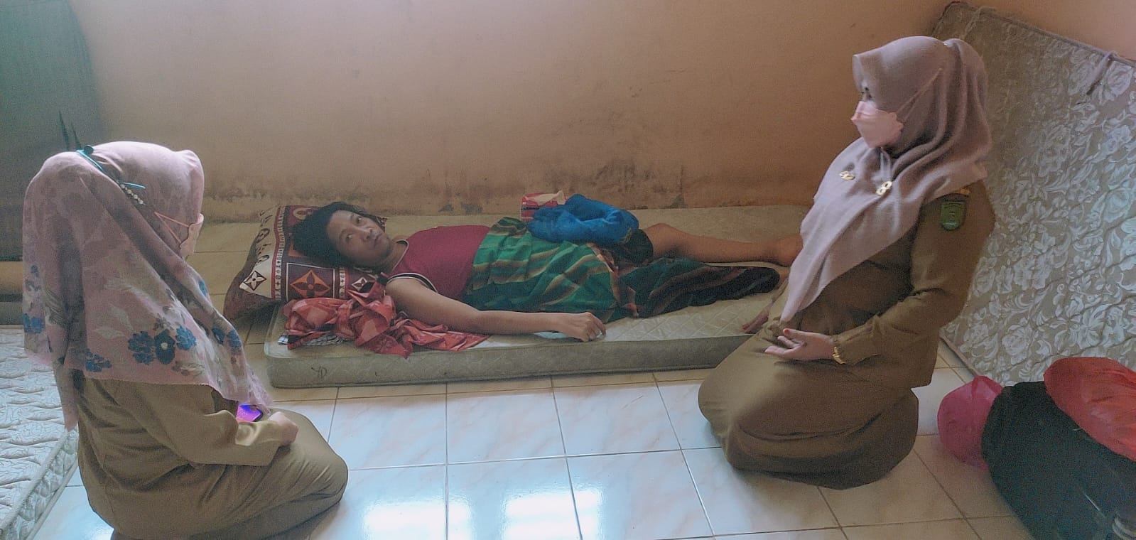 Dinsos Serahkan Bantuan Sosial Bagi Penderita Tumor dan Kanker Bahkan Osteoporosis