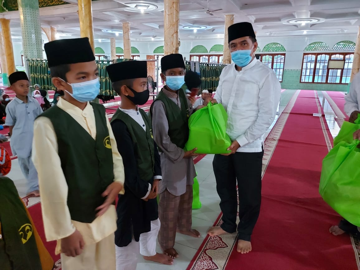 Ketua DPRD Inhil Berikan Santunan untuk Anak Yatim di Keritang