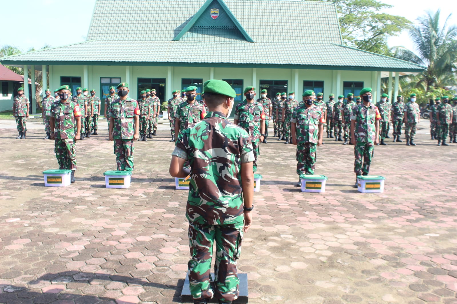 Dandim 0314/Inhil Serahkan Bingkisan Lebaran