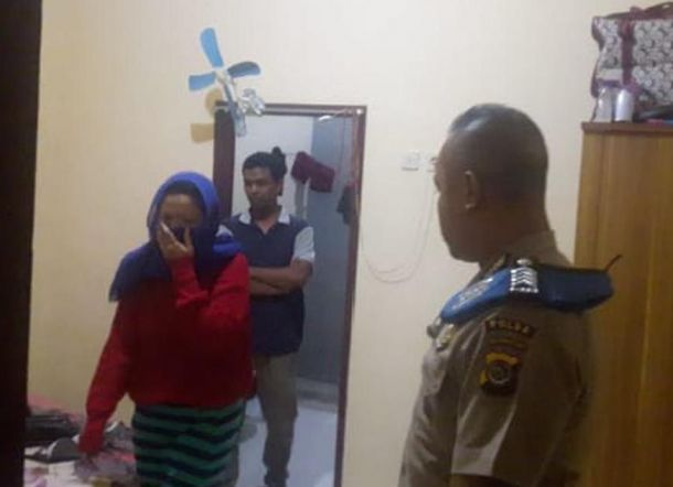 Pakaian Dalam Tercecer di Lantai, Oknum Polisi Digrebek Bersama Istri Orang
