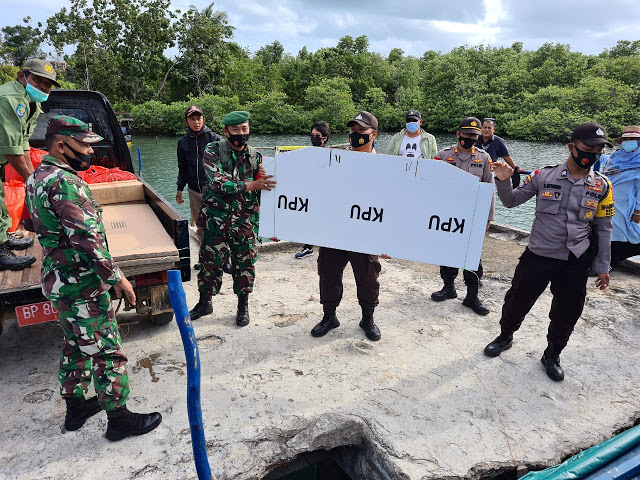 Pendistribusian Kotak Suara Kecamatan Mantang dan Bintan Pesisir Berjalan Aman dan Lancar