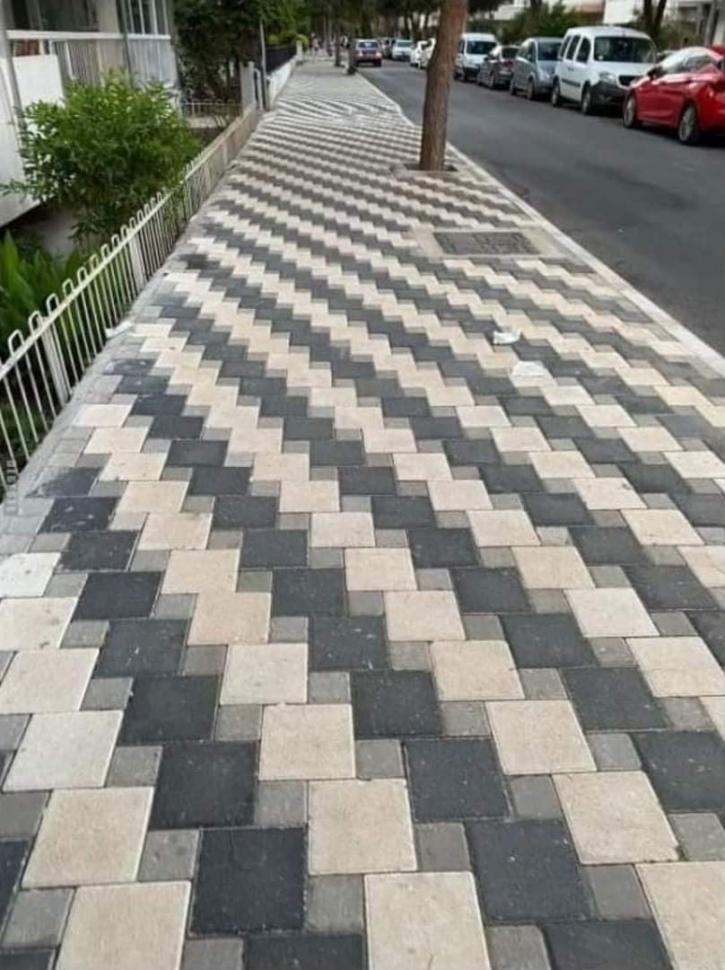 Motif Trotoar Ini Unik, Tapi Bikin Netizen Mabok Jalan